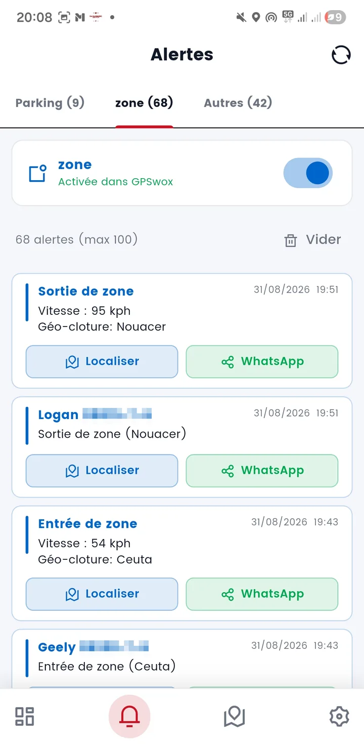 Alertes de zone dans l’application : chaque entrée et chaque sortie de géo-clôture datée, avec la vitesse relevée et le nom de la zone franchie.