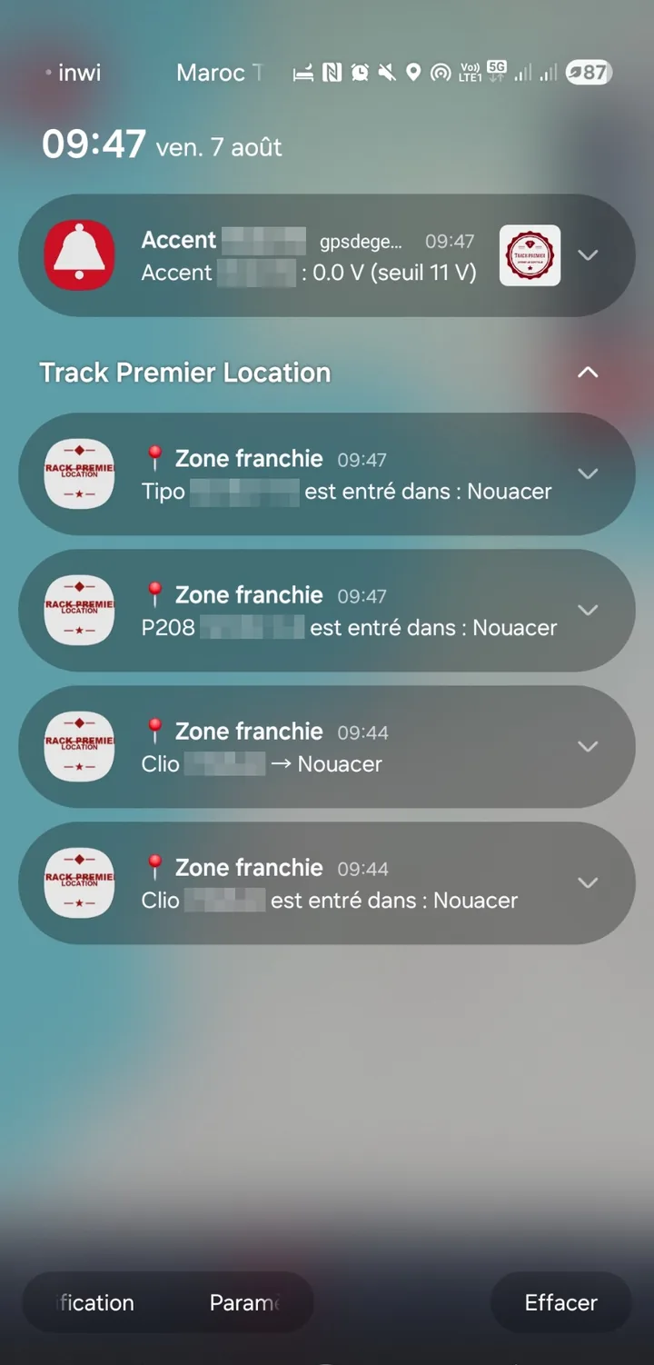 Notifications de l’application sur l’écran du téléphone : zone franchie par un véhicule de location et batterie faible.