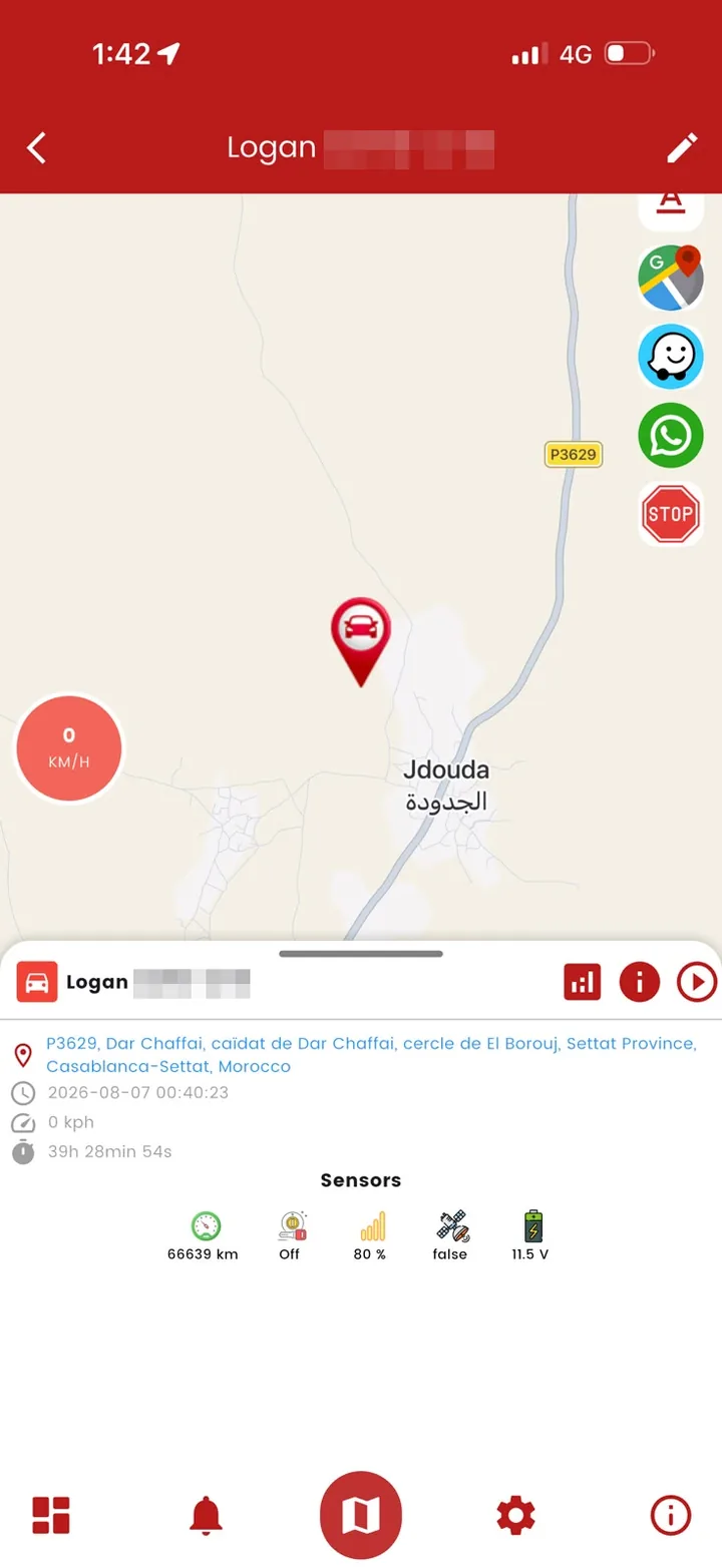 La même fiche véhicule sur iPhone : position, adresse, kilométrage, tension de la batterie et état du signal GPS.