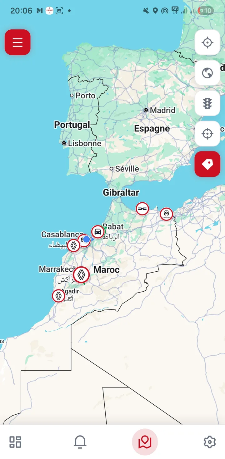 Carte du Maroc dans l’application mobile de suivi GPS : toute la flotte de location repérée en temps réel, de Kénitra à El Jadida.