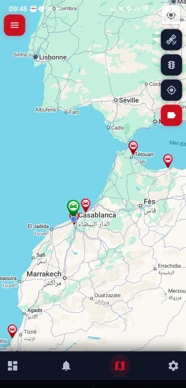 Carte du Maroc dans l’application mobile de suivi GPS : toute la flotte de location repérée en temps réel, de Kénitra à El Jadida.