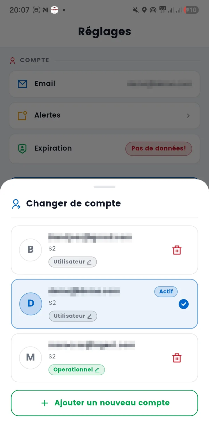 Écran de changement de compte dans l’application : plusieurs agences enregistrées sur le même téléphone, chacune avec son rôle et son serveur.