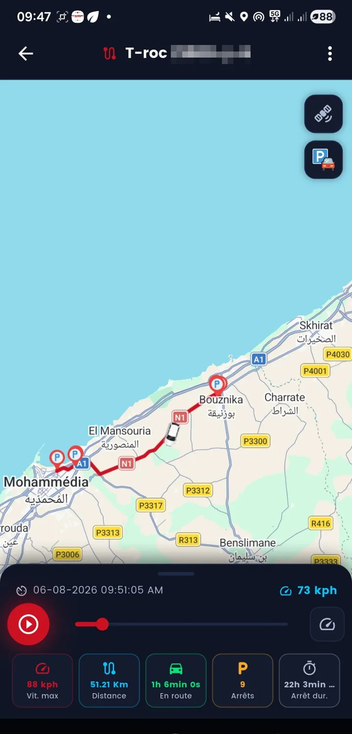 Rejeu du trajet d’un véhicule de location sur la carte, avec l’heure et la vitesse instantanée sous la ligne du temps.