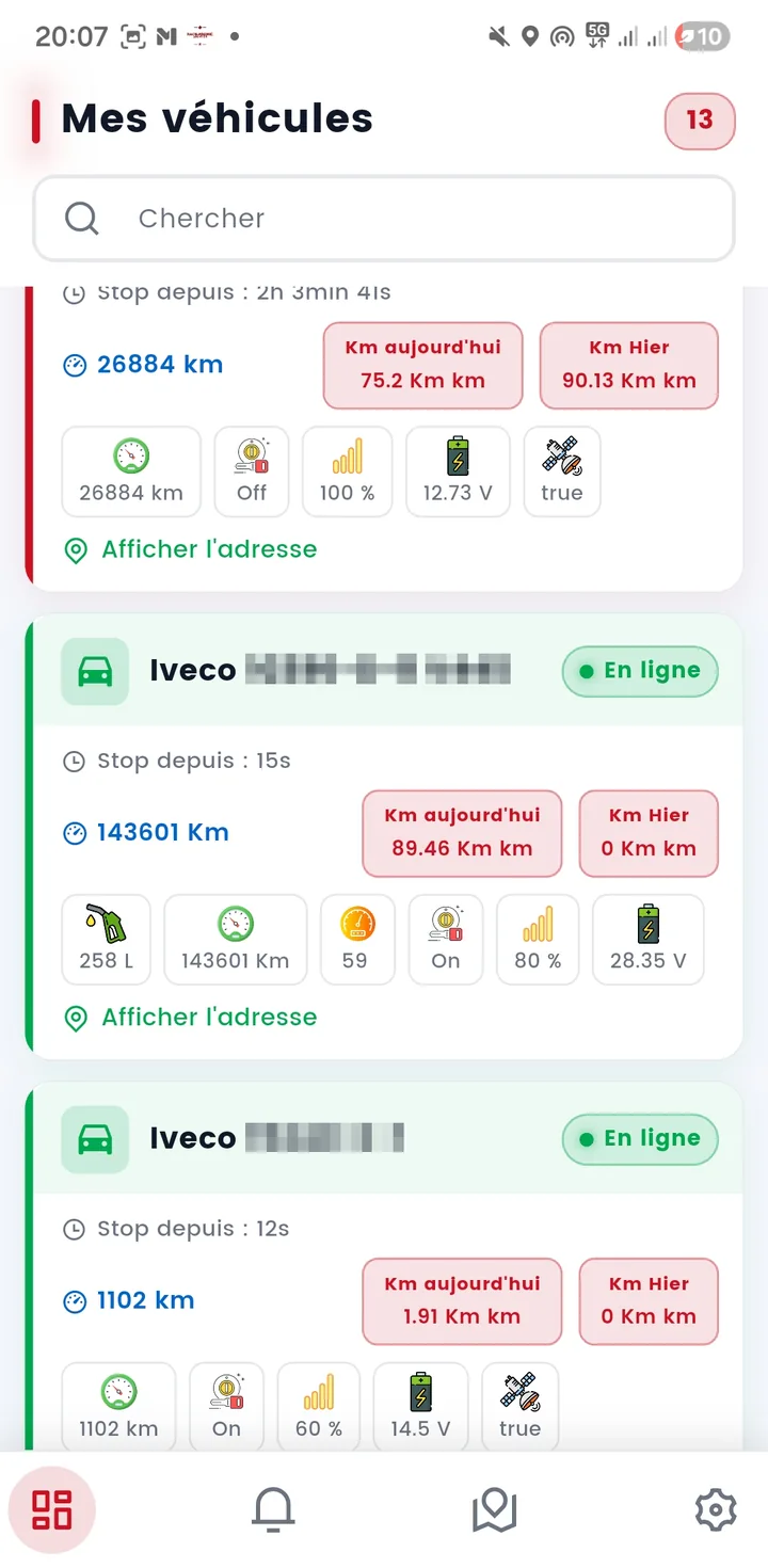Liste « Mes véhicules » de l’application : pour chaque voiture, la durée d’arrêt, le kilométrage relevé et la tension de la batterie du boîtier.