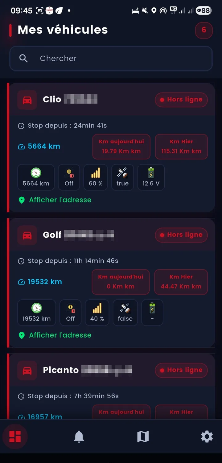 Liste « Mes véhicules » de l’application : pour chaque voiture, la durée d’arrêt, le kilométrage relevé et la tension de la batterie du boîtier.